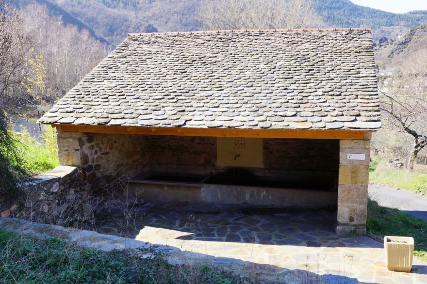 Ancien lavoir et fontaine de Fayet