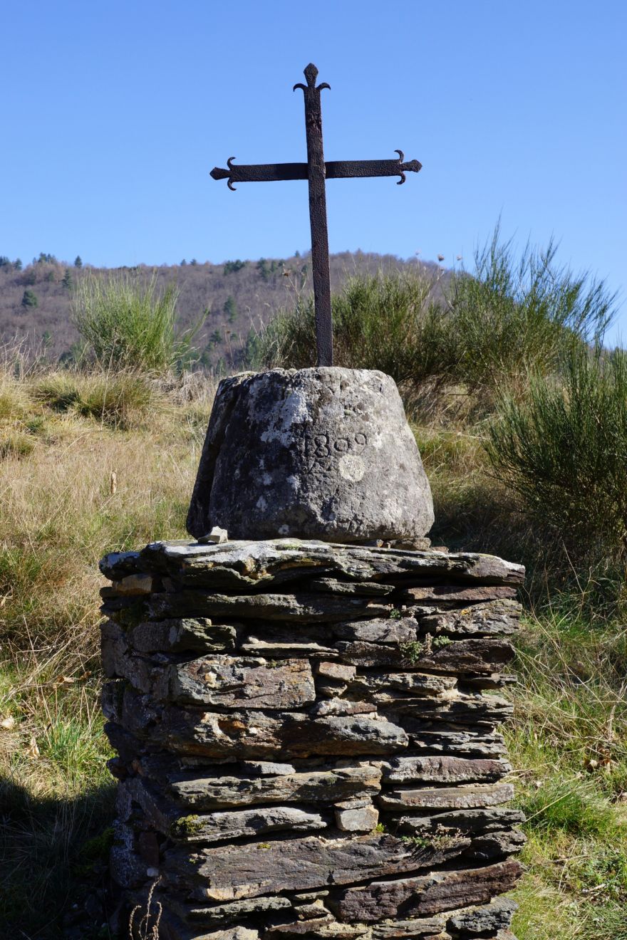 Croix de Fayet en fer datée de 1809