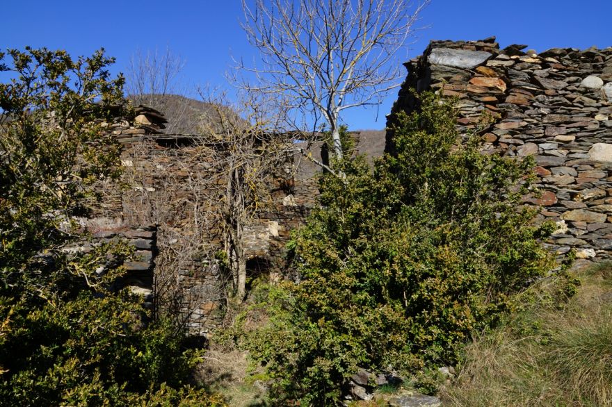 Maisons en schiste abandonnées sur les hauteurs du village de Fayet