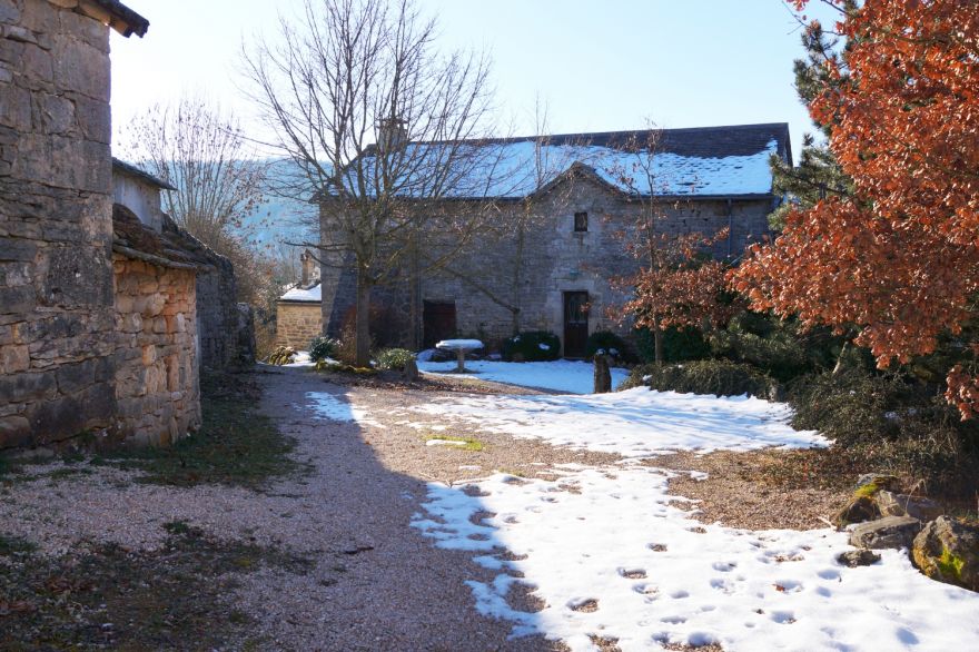 Intérieur du village de la Tieule