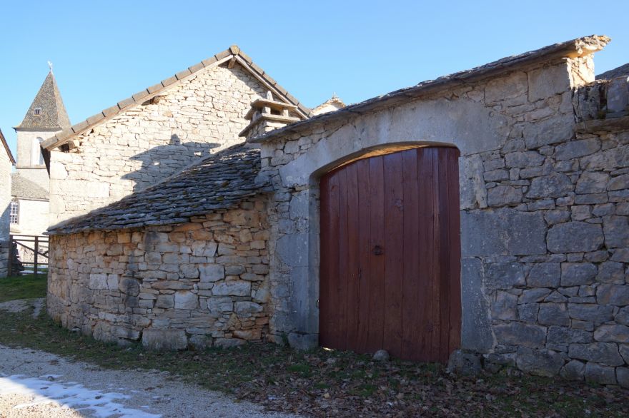 Porche caussenard typique à La Tieule