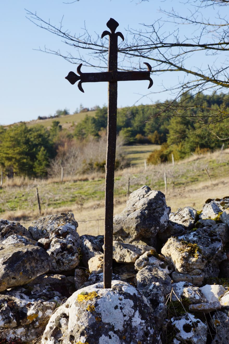 Croix catholique en métal de La Maxane