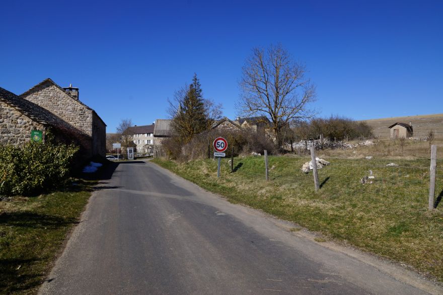 Entrée du village de Hures depuis Le Villaret/Nivoliers