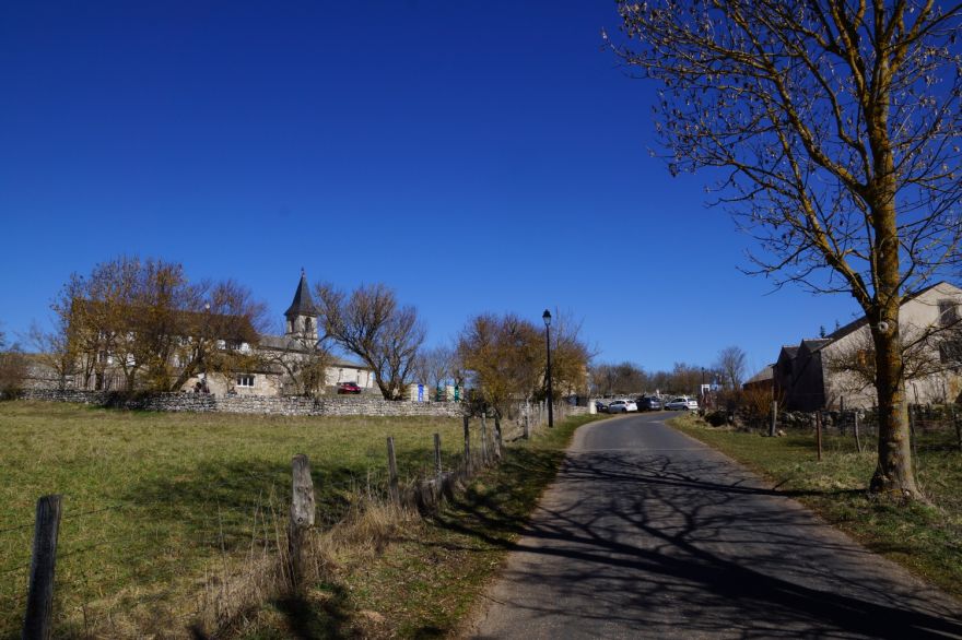 Entrée de Hures en venant de Drigas par la route