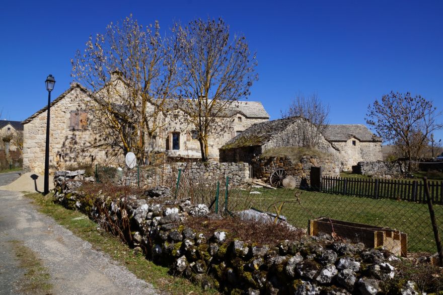 Groupe de maisons et de bâtisses à Hures