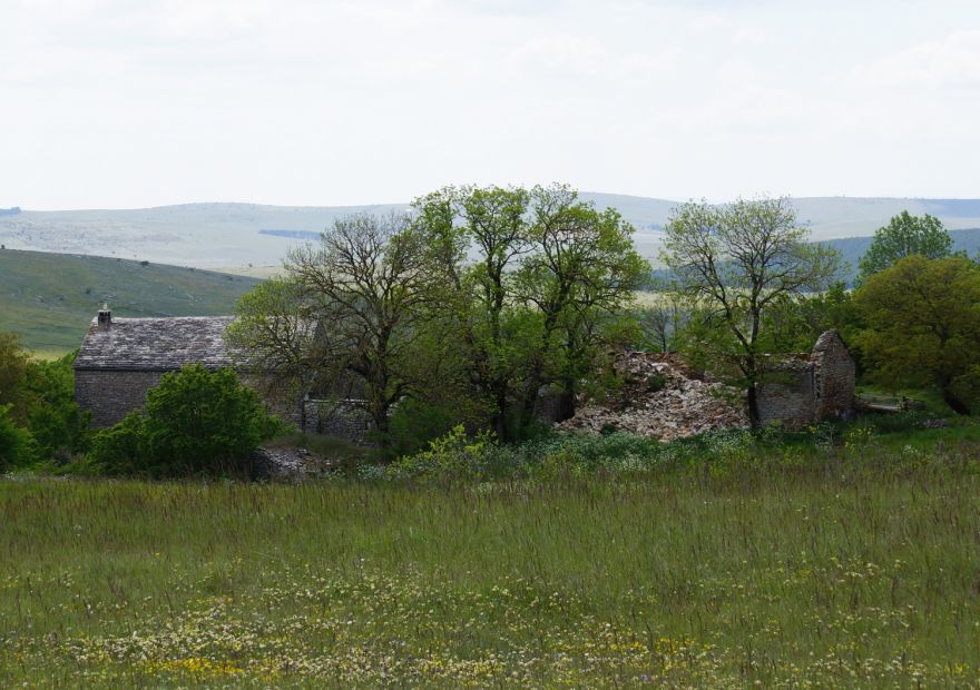 Hameau de Cazeneuve sur le Causse Méjean